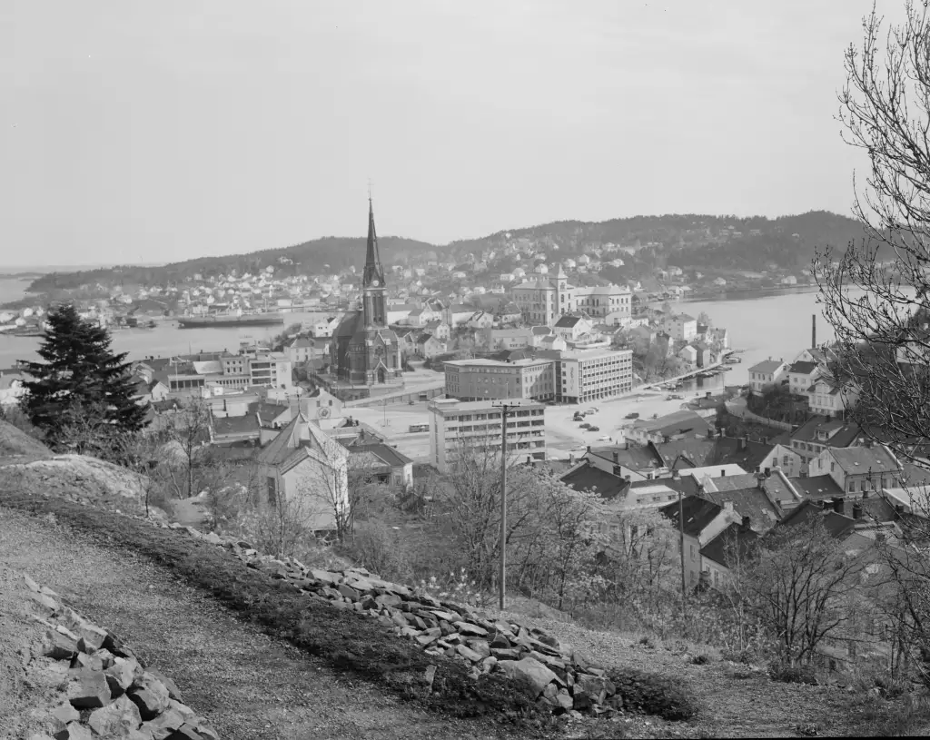 Arendal sentrum sett fra høyden med Trefoldighetskirken, havna og Galtesund i bakgrunnen.
