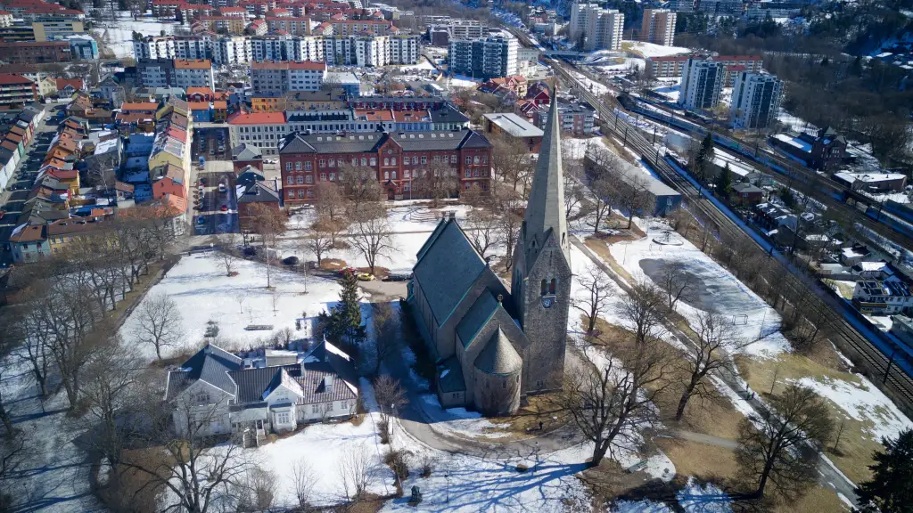 Vålerenga kirke plassert i Vålerenga park omgitt av boligbebyggelse i Gamle Oslo.