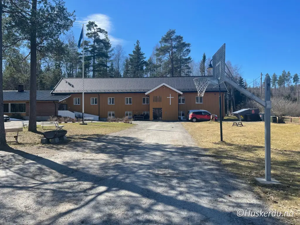 Sjøglimt leirsted ved Rødenessjøen i Marker med uteområde og hovedbygg.