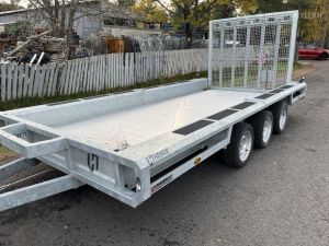 Koneenkuljetuskärry HENRA MT35 Ensirek. 2023. 3-AKS. 3500 KG- 160CM KORKEALLA LASTAUSRAMPILLA.