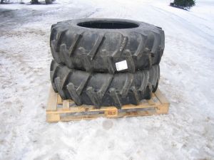 Uudet traktorin renkaat 16,9-28 10 PR 2 kpl