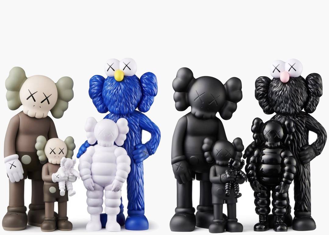 東京森アーツセンターギャラリーKAWS FAMILY Figures Brown/Blue/White - praksislaering.dk