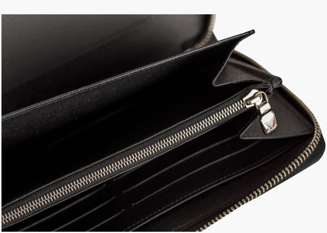 Louis Vuitton X Supreme Zippy Wallet. M67723. Black Epi Leather. LV