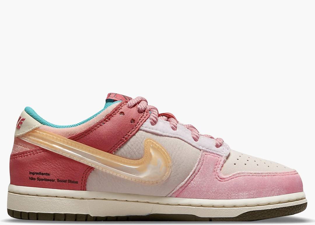 Strawberry dunks low