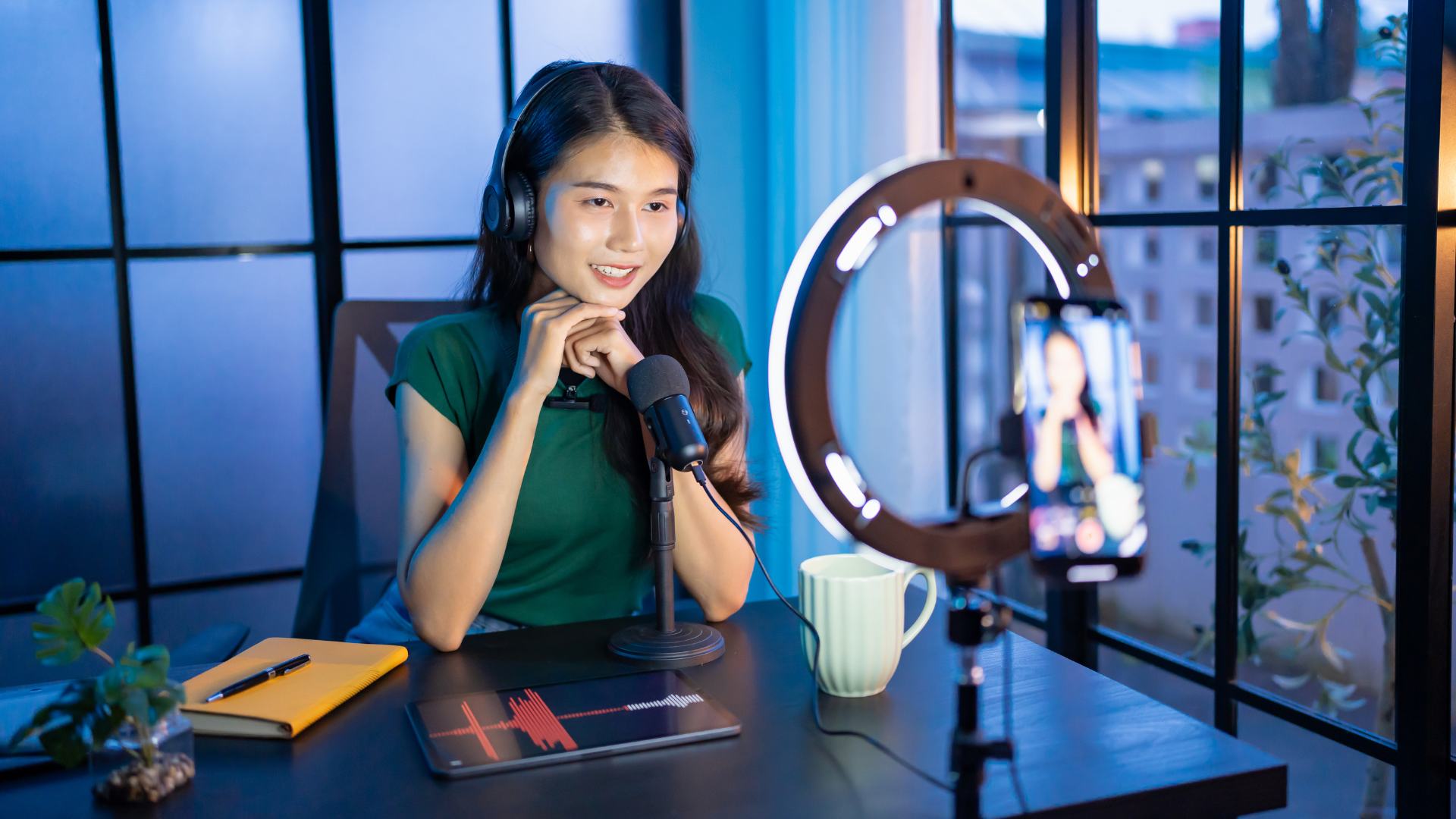 Người sáng tạo nội dung livestream trong phòng thu