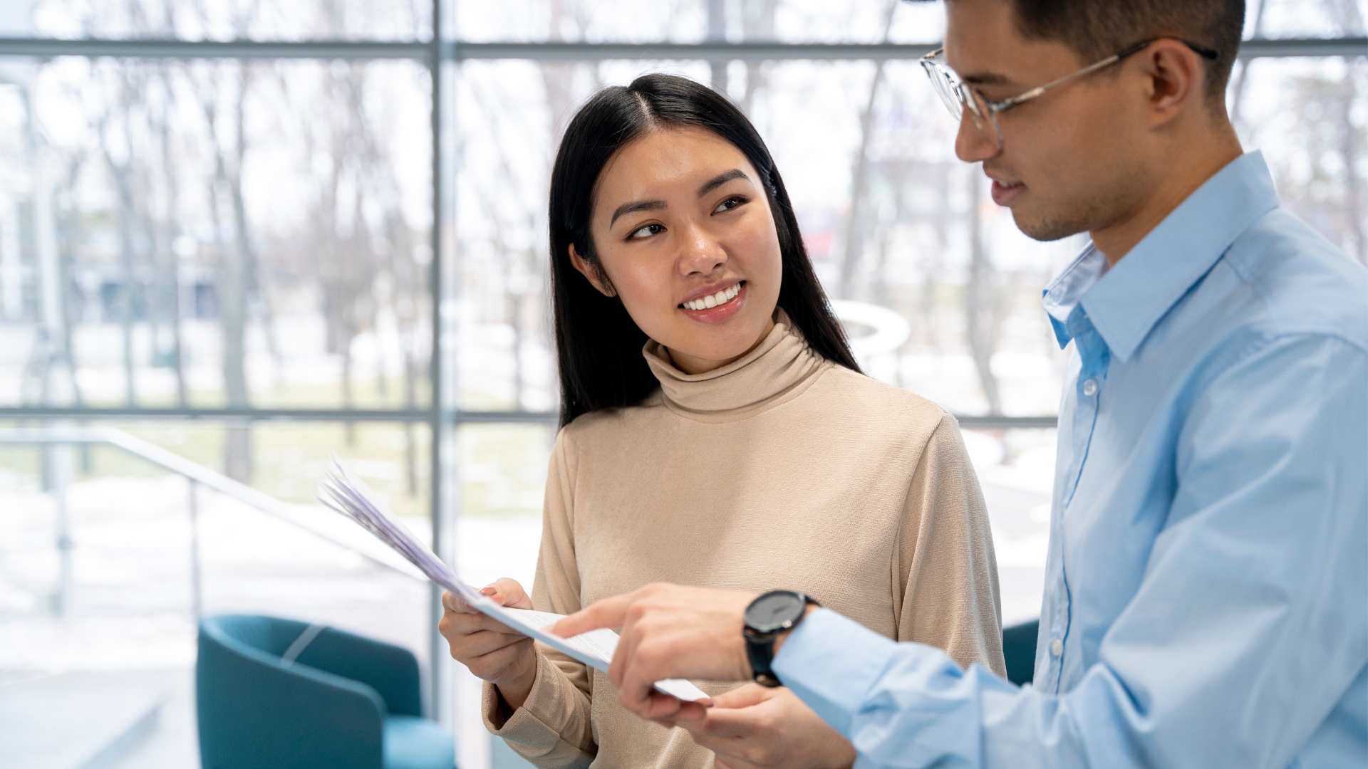 Nhân sự trao đổi và rà soát thông tin trong quá trình chuyển đổi và kích hoạt hành động có giá trị trong hệ thống tăng trưởng doanh nghiệp.