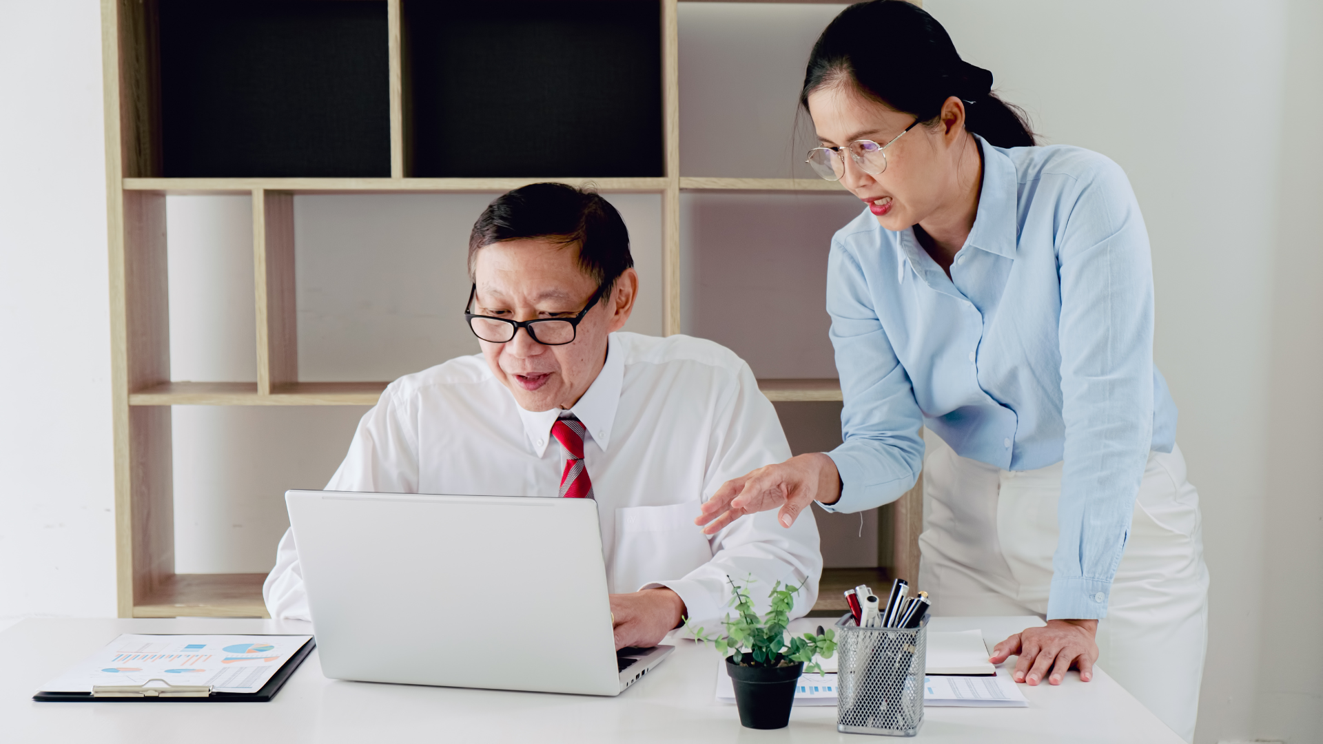 Hai nhân sự đang trao đổi về dữ liệu và vận hành