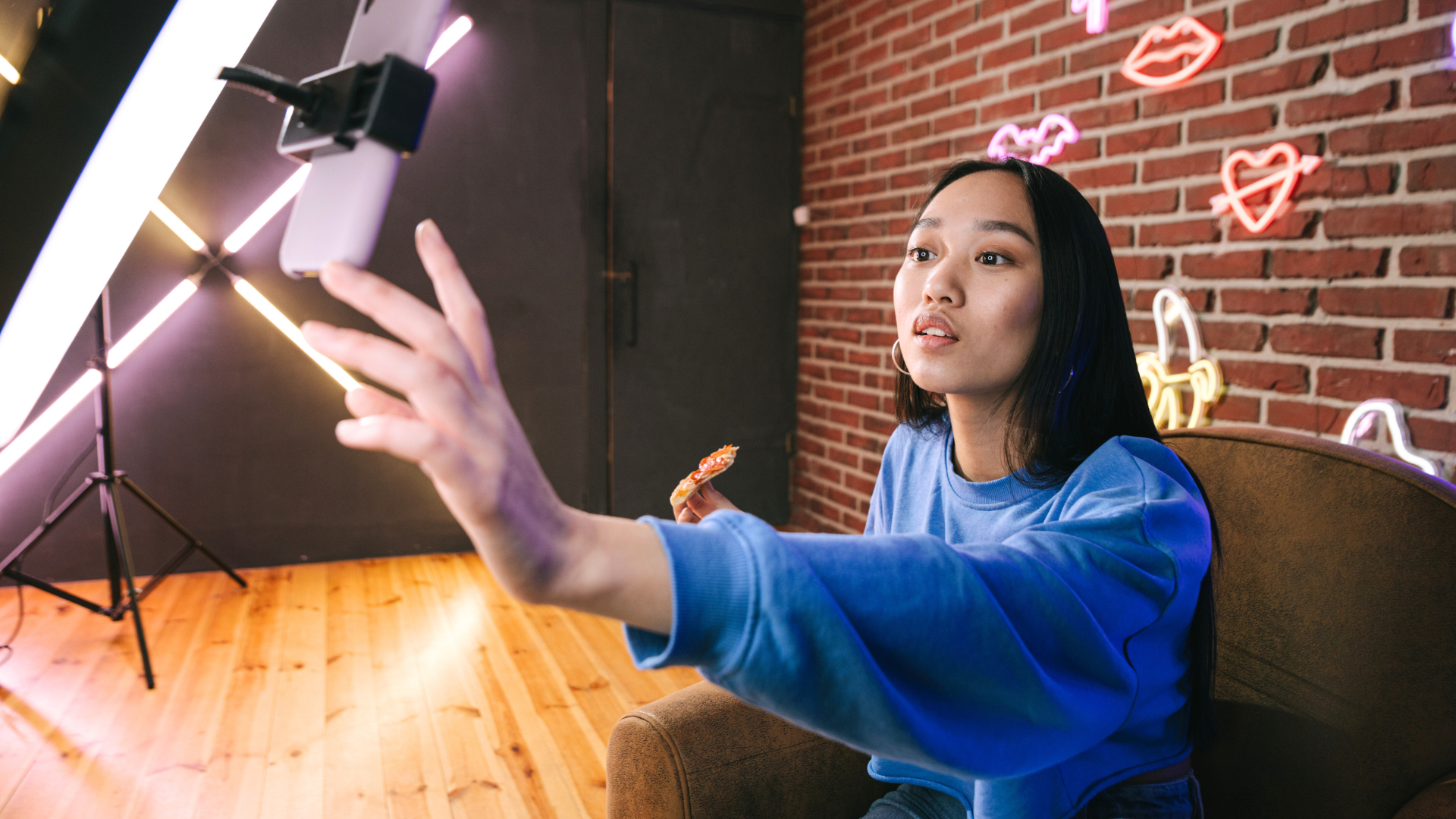 Hình ảnh minh họa một nhà sáng tạo nội dung quay video TikTok