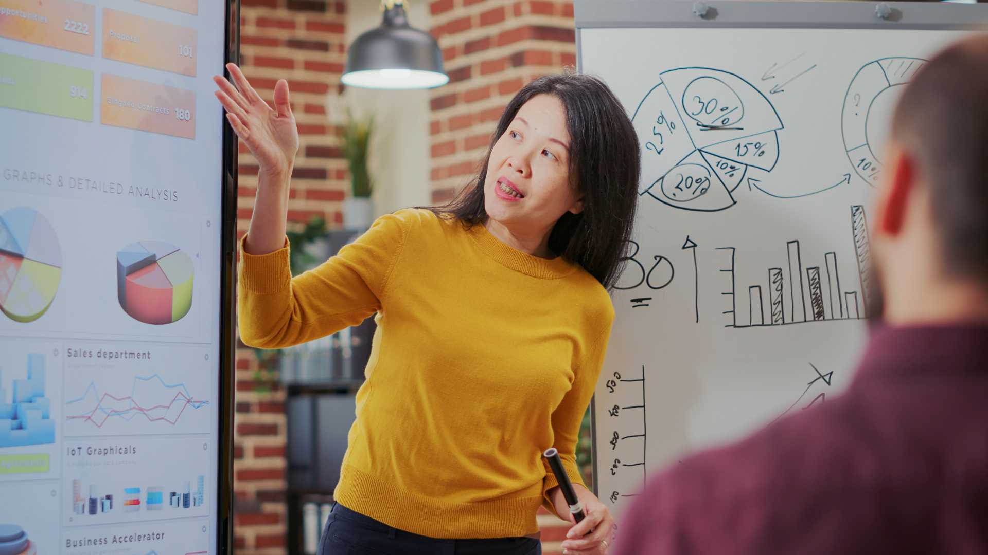 Hình ảnh minh họa một buổi phân tích chiến lược với biểu đồ và sơ đồ trên bảng