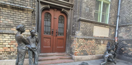 Statue of The Paul Street Boys