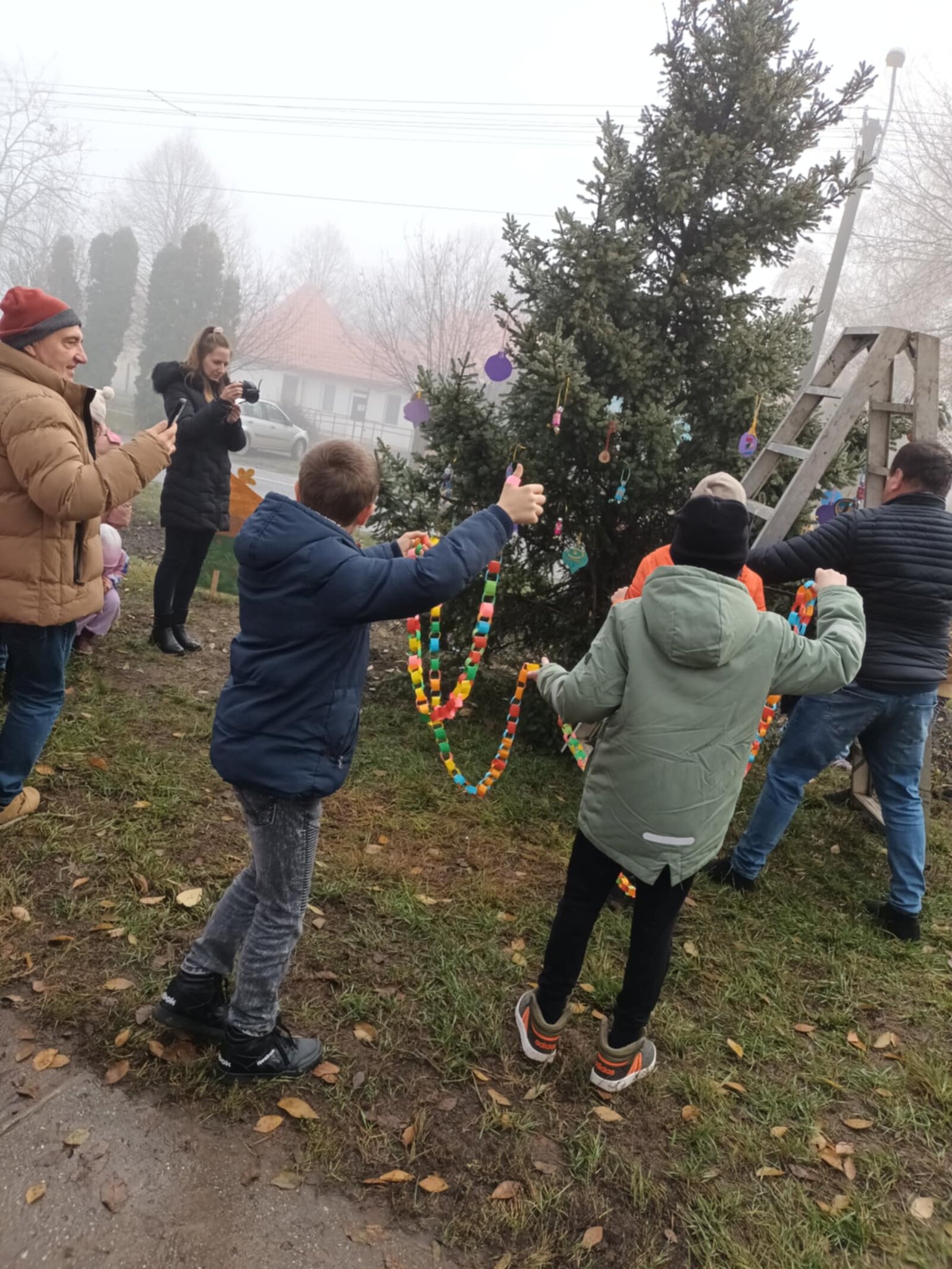 Almáskamarás település számára fontos a hagyományok megőrzése. A karácsonyi időszak is ilyen. Idén is a lakosság, gyermekek és felnőttek egyaránt a vezetőséggel együtt díszítették fel a falu szeretett karácsonyfáját.  A település központjában található, Szent István utca és a Dózsa György utca kereszteződésében.
