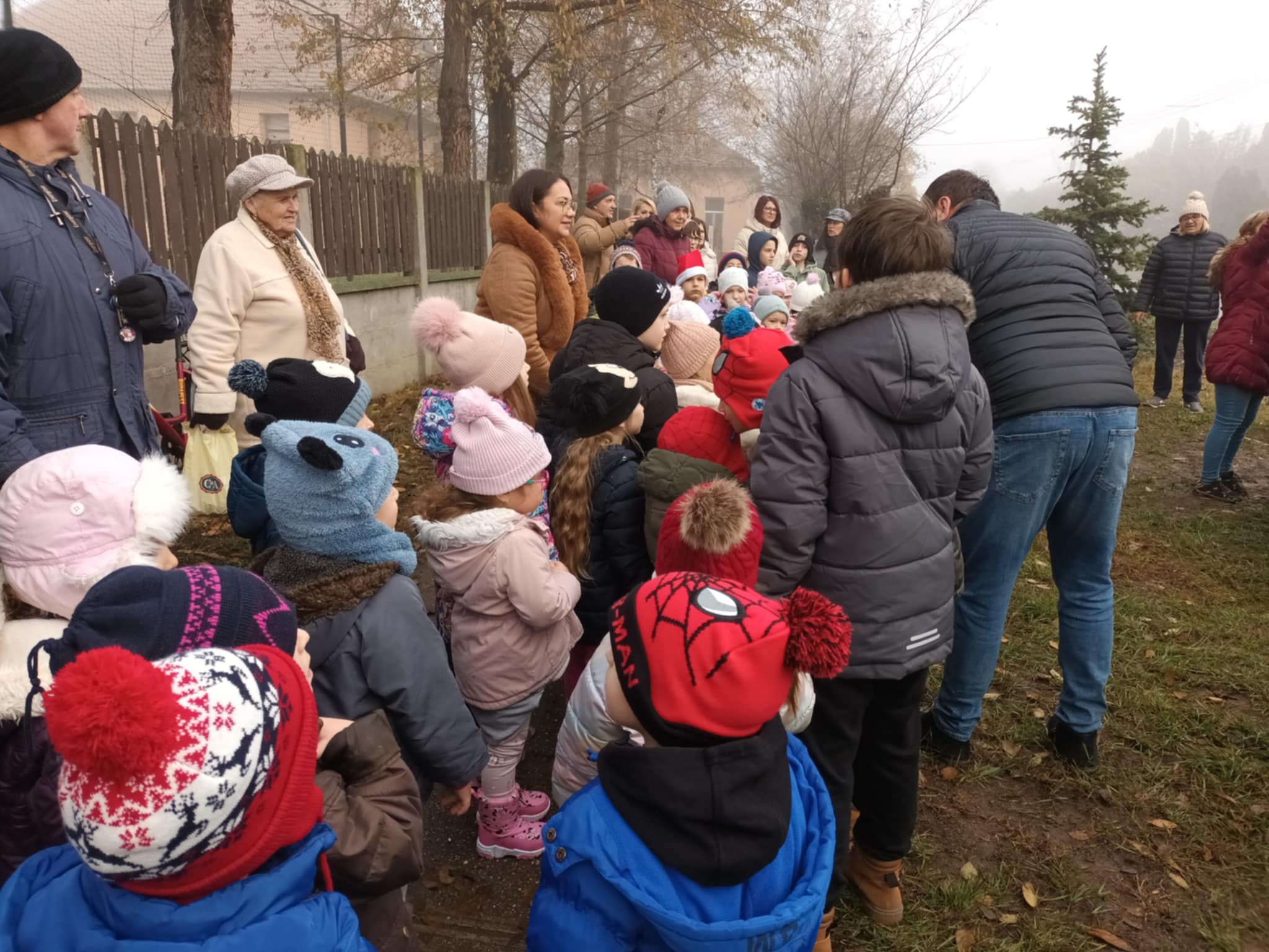 Almáskamarás település számára fontos a hagyományok megőrzése. A karácsonyi időszak is ilyen. Idén is a lakosság, gyermekek és felnőttek egyaránt a vezetőséggel együtt díszítették fel a falu szeretett karácsonyfáját.  A település központjában található, Szent István utca és a Dózsa György utca kereszteződésében.