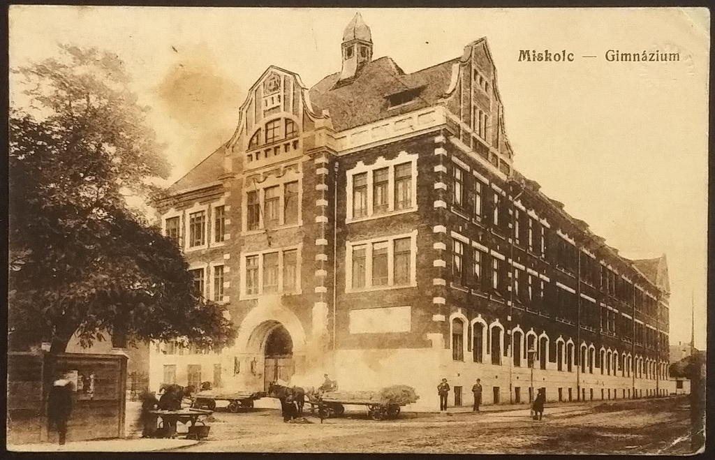 Az iskola régi képeslapon