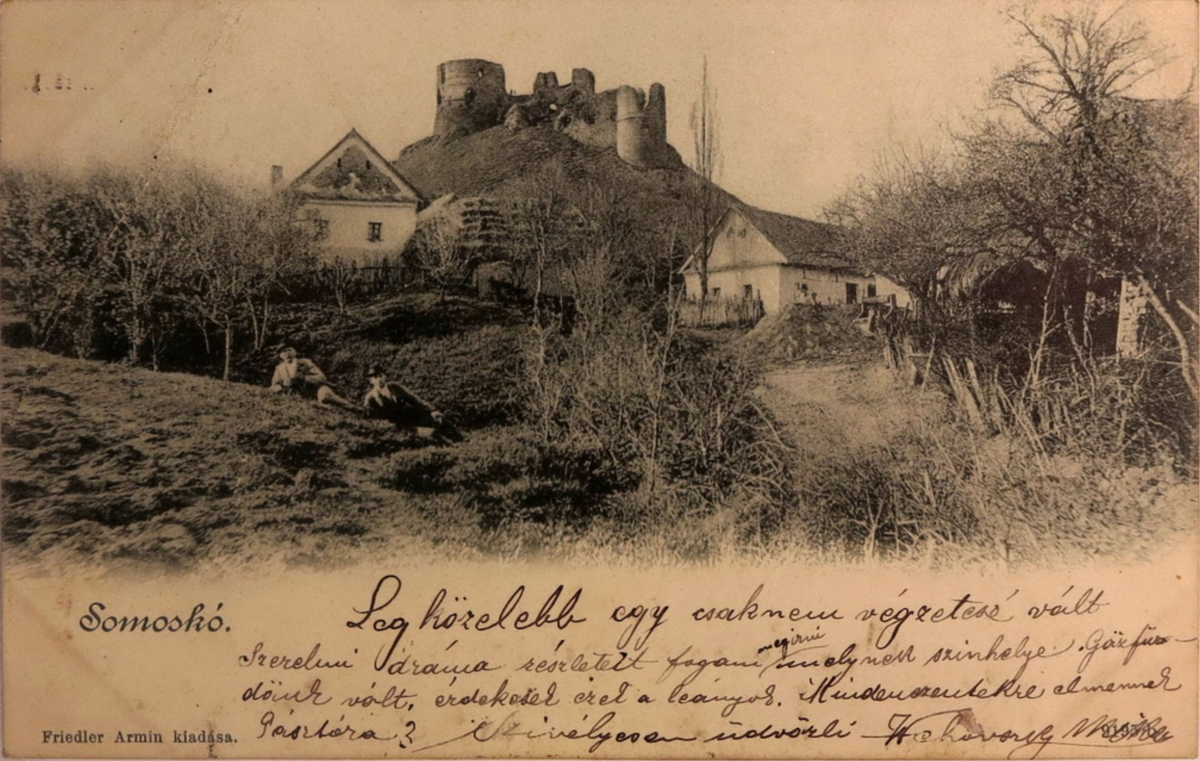 Las ruinas del castillo en 1901, en una postal de la época