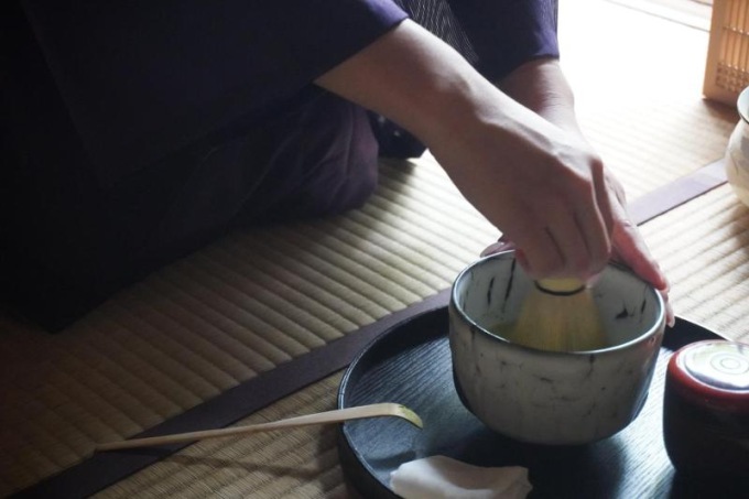 在擁有150年歷史的京都町屋中體驗正宗茶道,同時欣賞鴨川美景