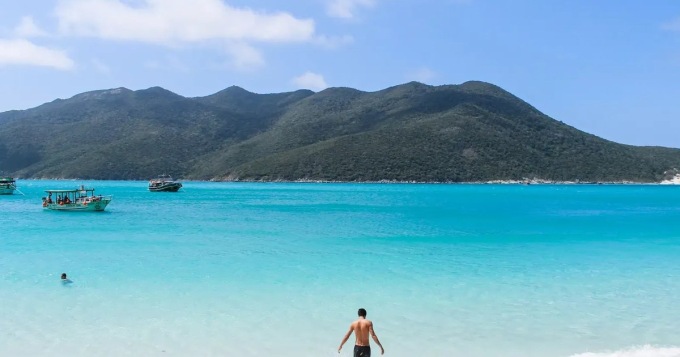 從里約熱內盧出發，在卡布弗裏烏（Arraial do Cabo）乘船遊覽並享用午餐