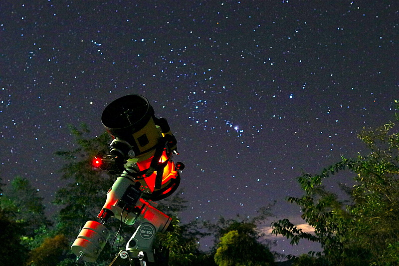 在卡爾小鎮用望遠鏡拍攝星空