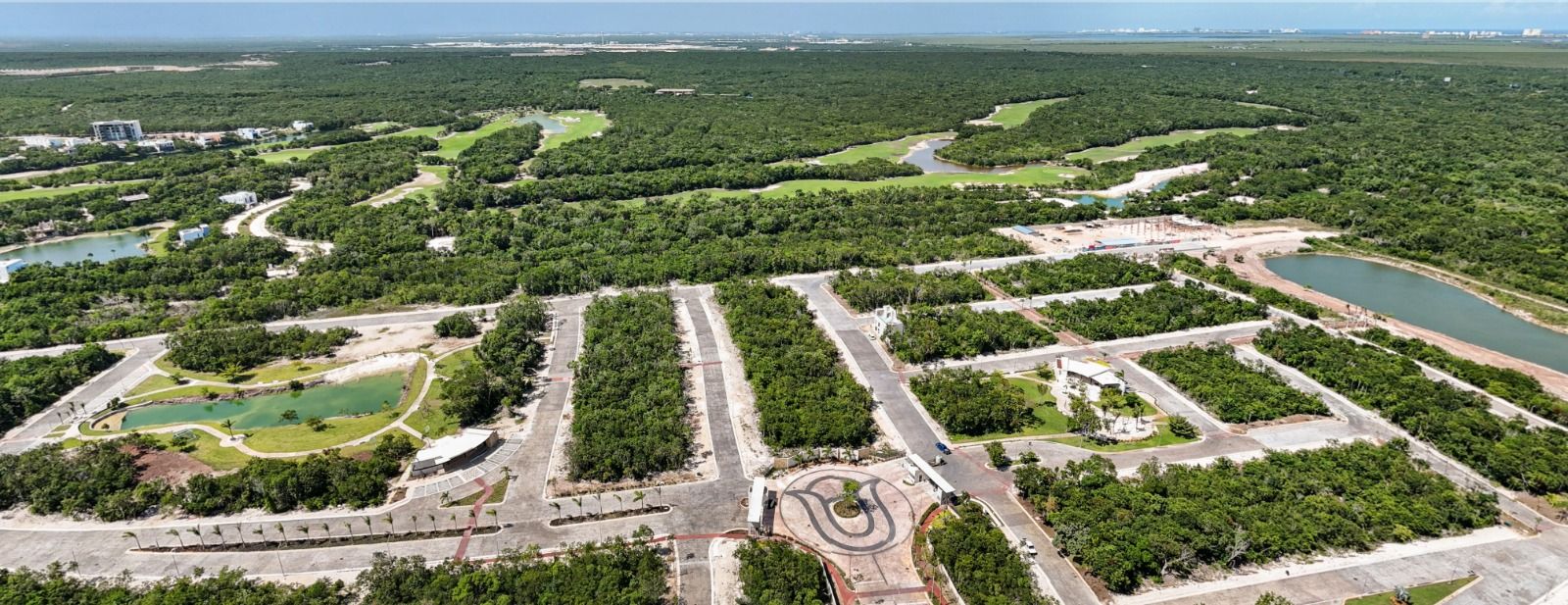 Lote en venta frente a parque en Lausana Residencial, Cancún