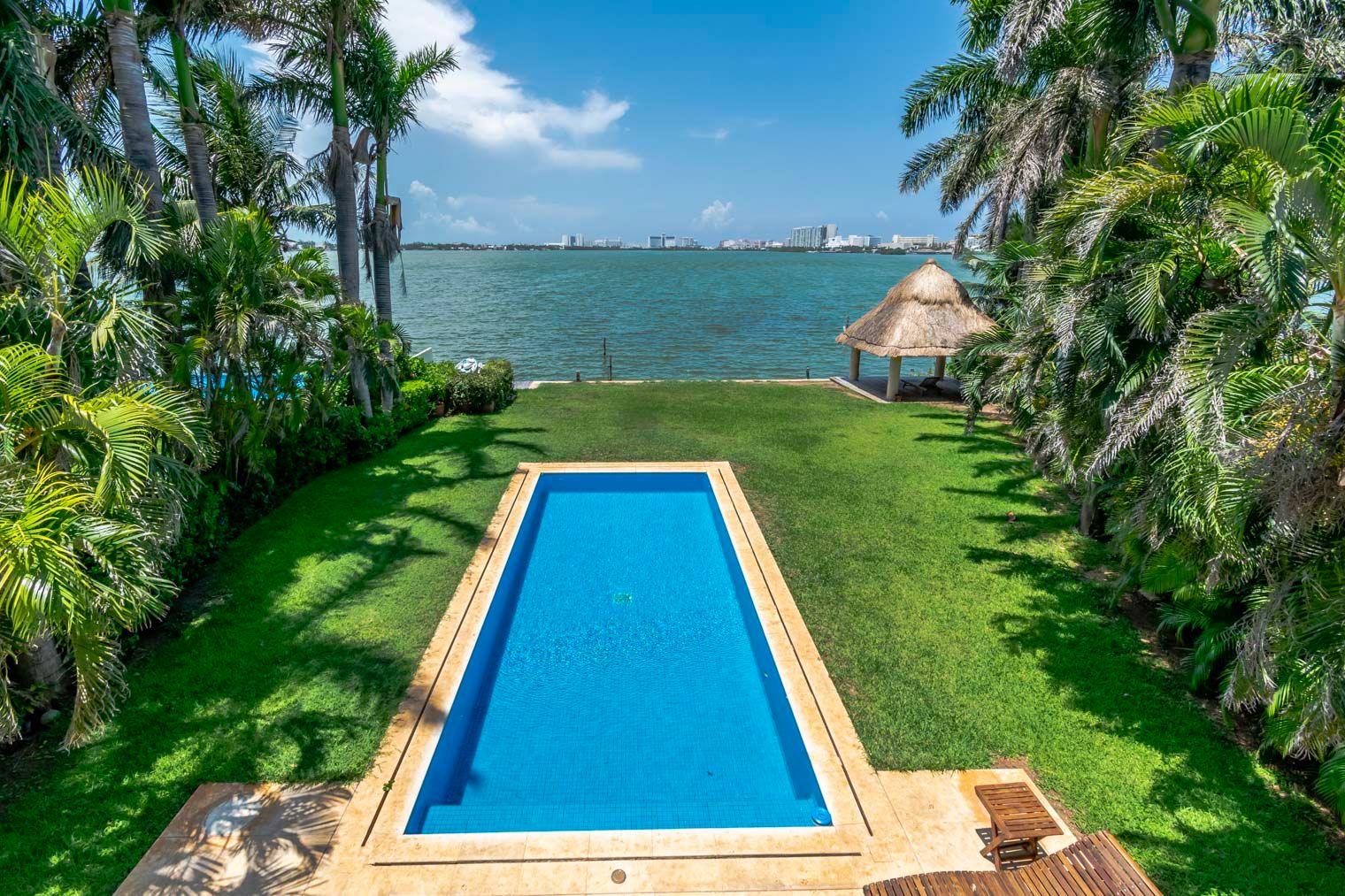 Casa de Lujo frente a la Laguna en Isla Dorada, Cancún