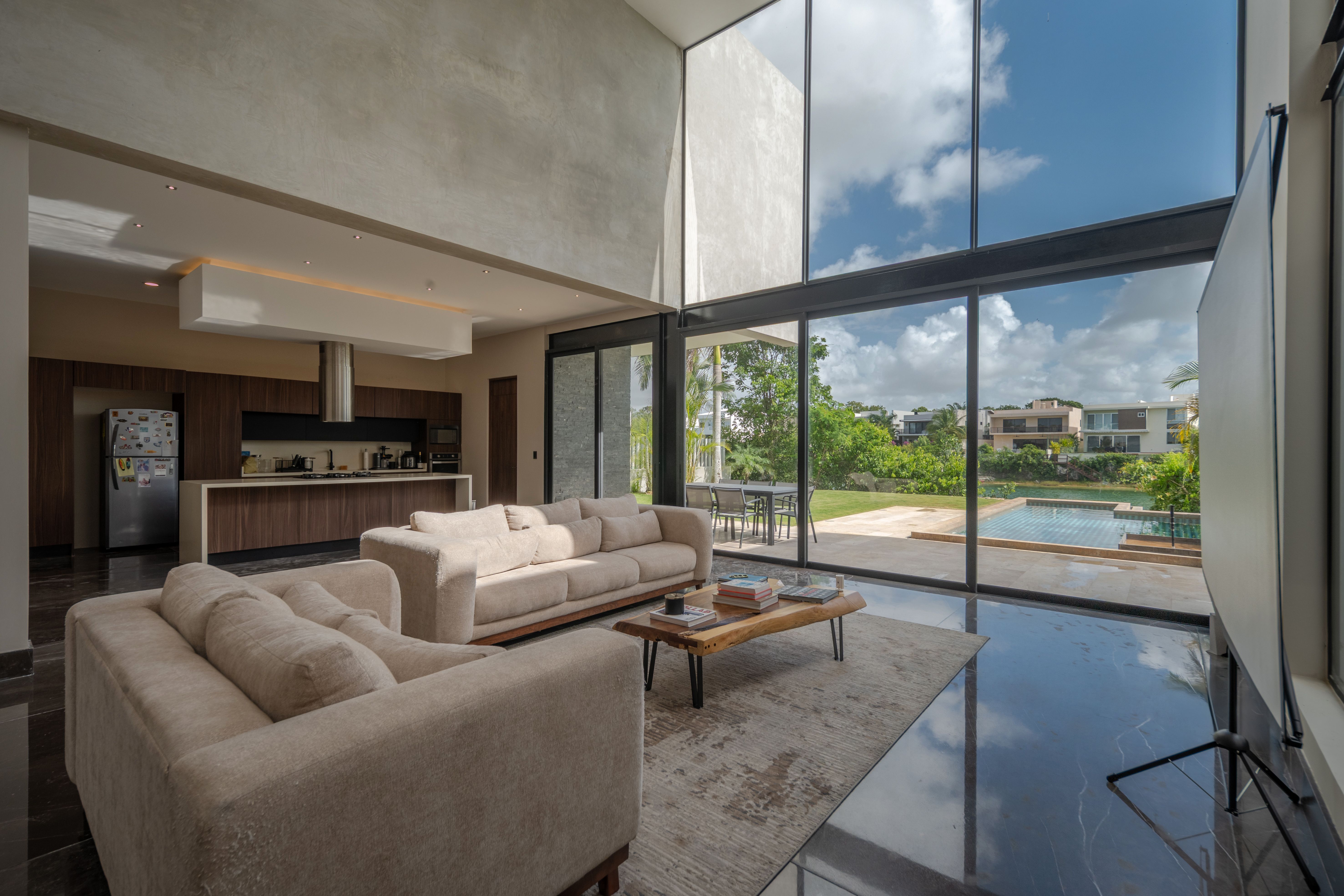 Casa en venta en frente a lago en Lagos del Sol, Cancún