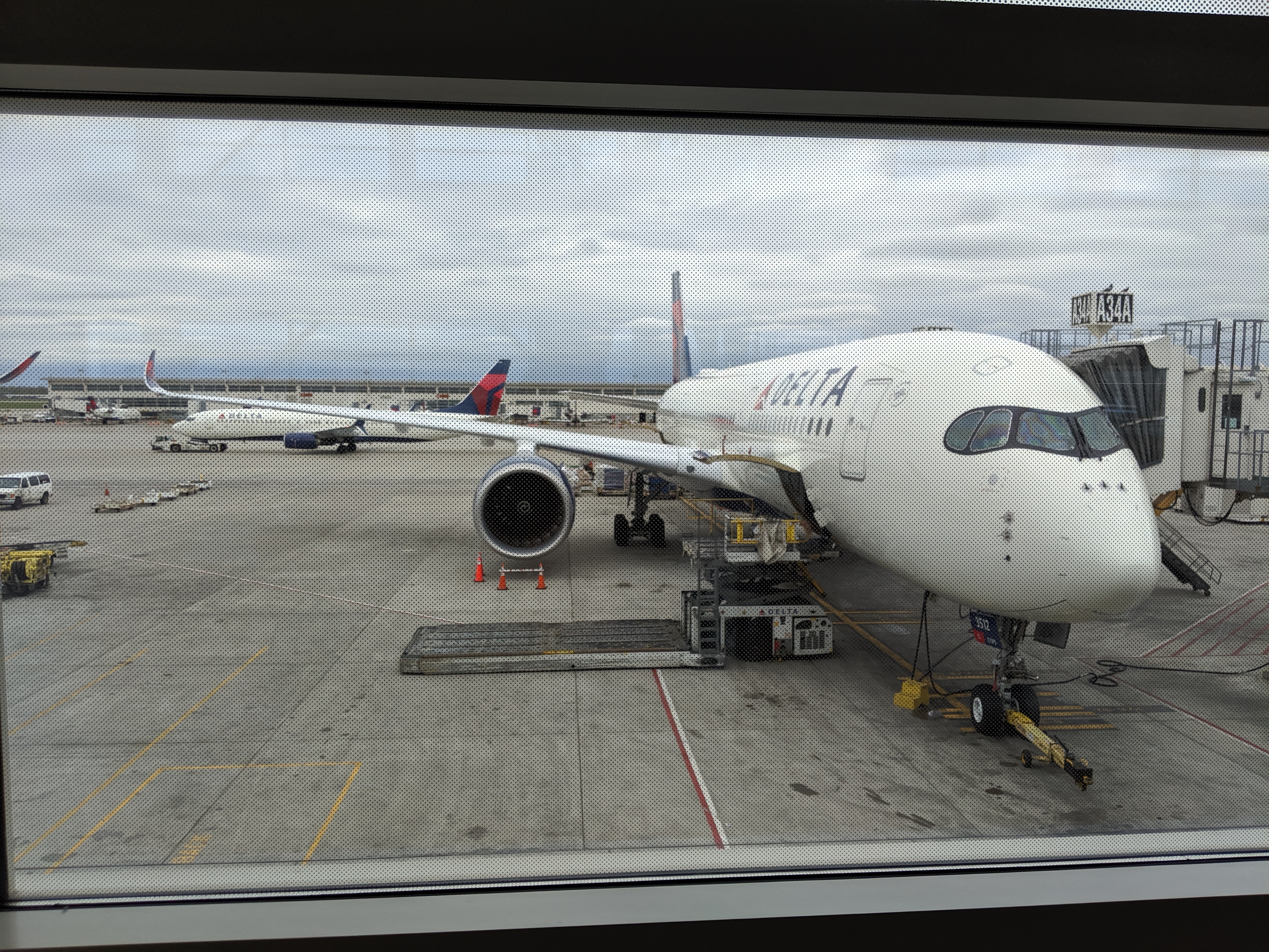 DL275 sitting at DTW.