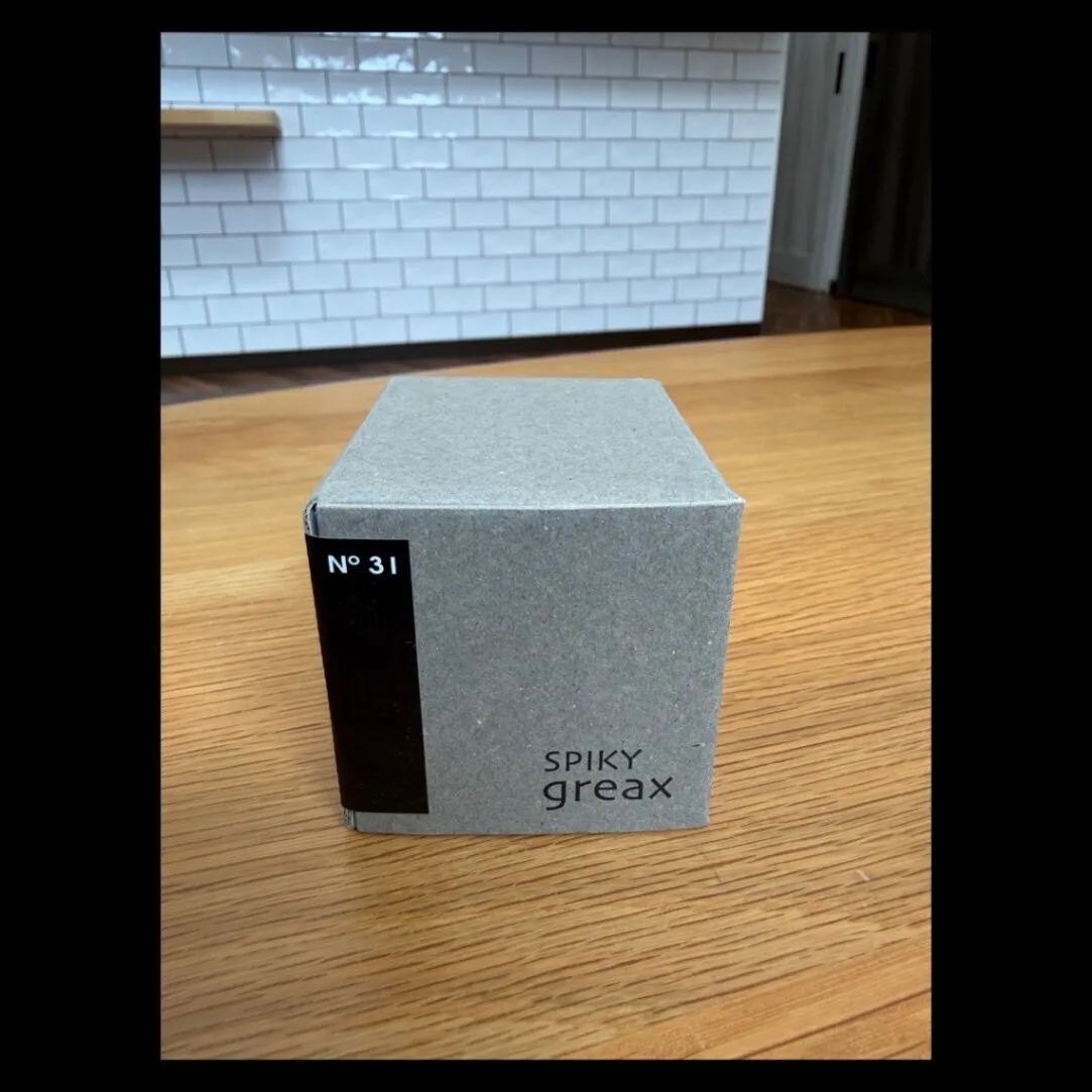 イリヤ スパイキーグリークス No.31 60g｜ツヤ×ハードのハイブリッドワックス
