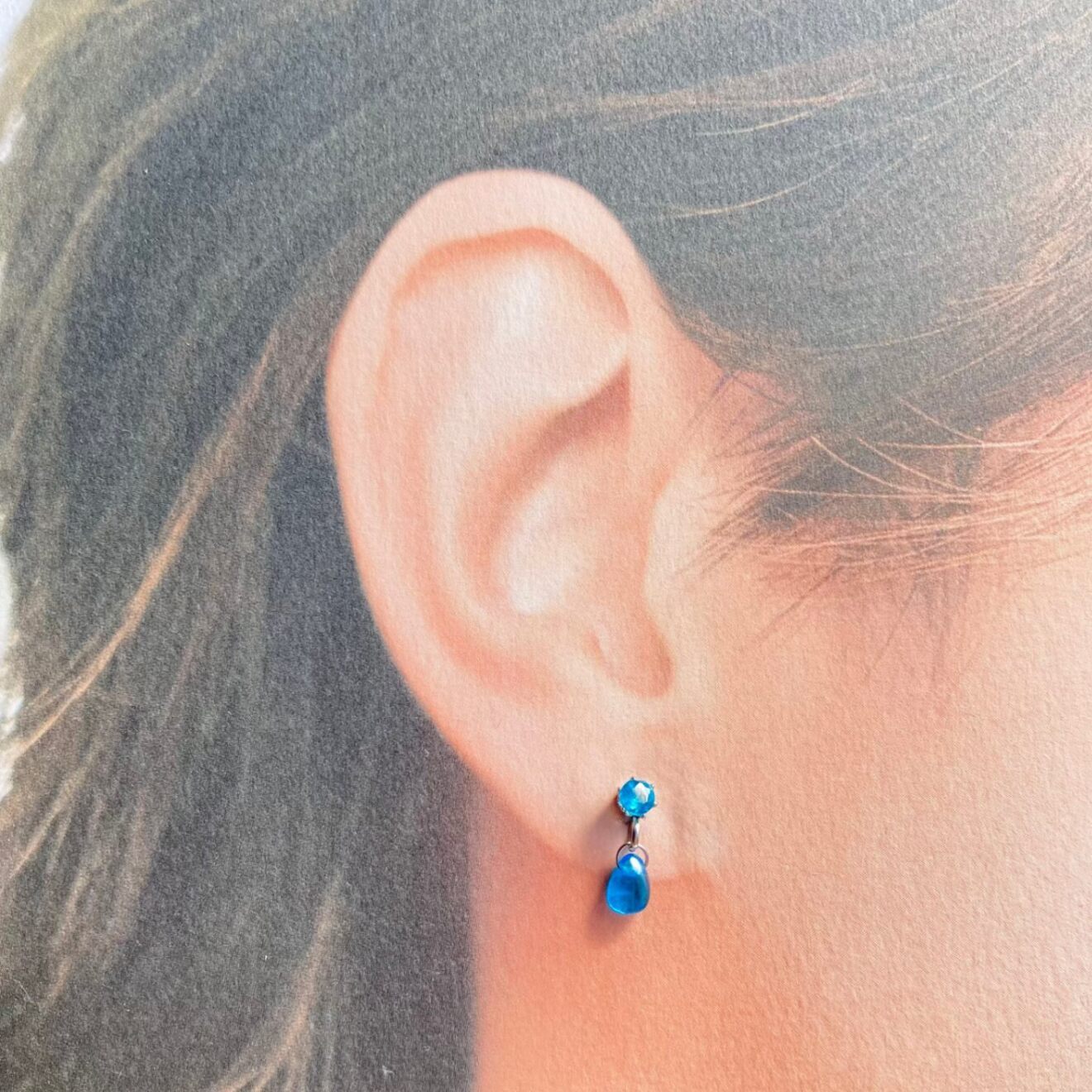 ネオンブーアパタイトの小さな宝石ピアス
