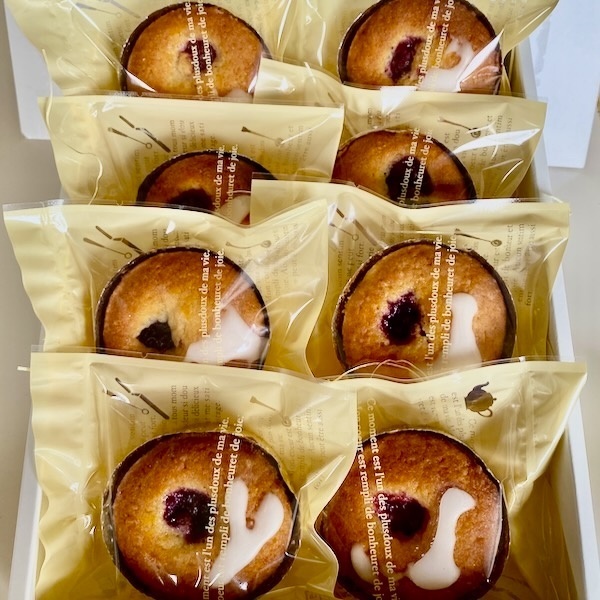  季節限定　チーズと甘酸っぱいダークチェリーの爽やかなケーキ　逸品！サワークリームが深い味わいです