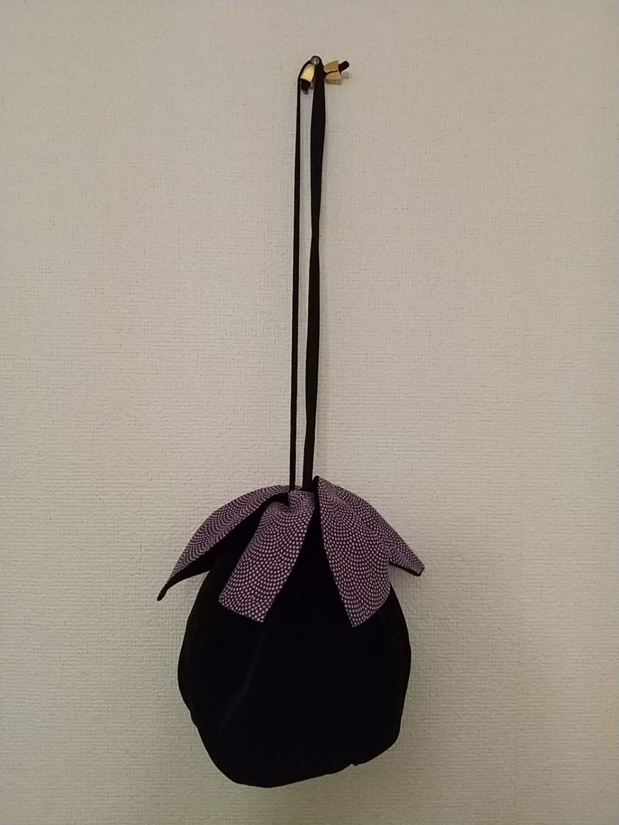 風呂敷リメイクの丸底巾着袋｜黒ビロード×紫和柄 ハンドメイド