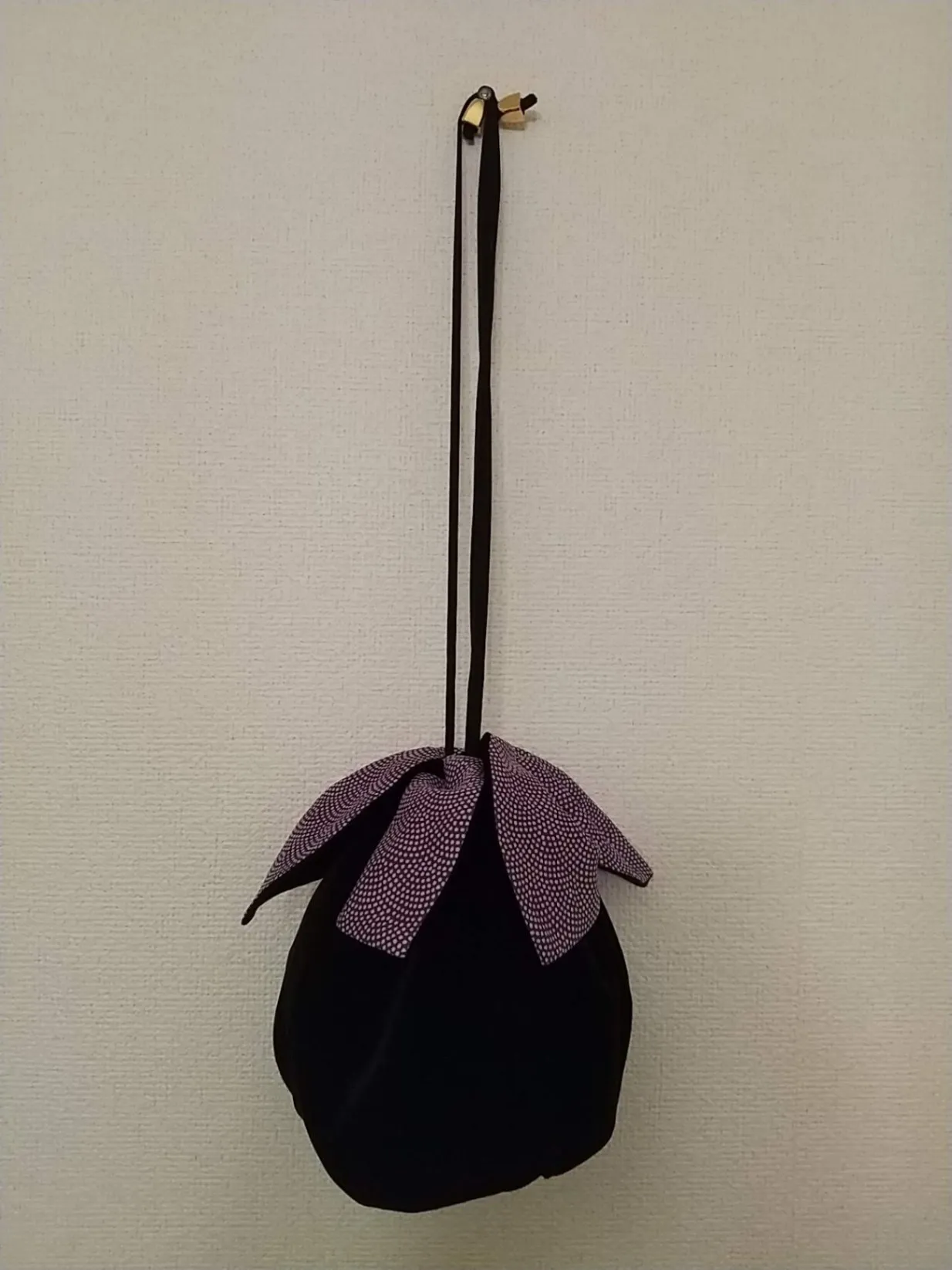 風呂敷リメイクの丸底巾着袋｜黒ビロード×紫和柄 ハンドメイド