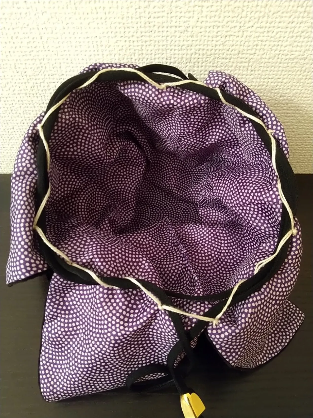 風呂敷リメイクの丸底巾着袋｜黒ビロード×紫和柄 ハンドメイド