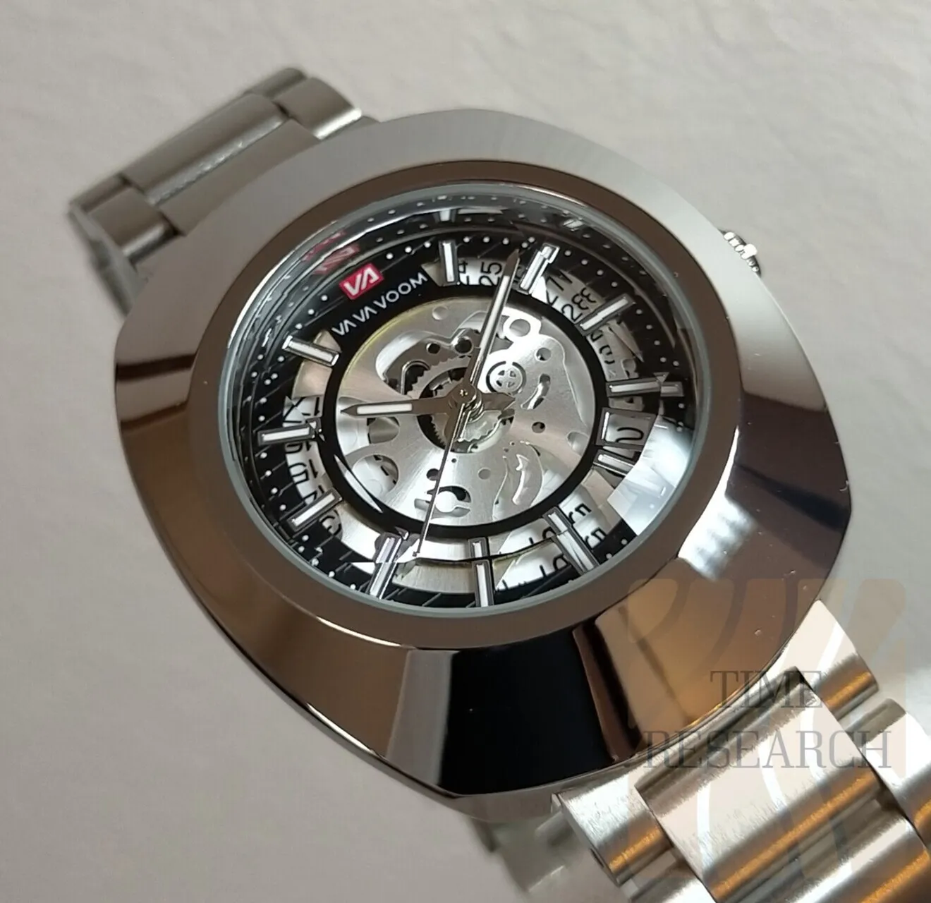 独創的フォルムが腕時計の世界観を一変【スケルトンフェイス/新品】クリスタルカット