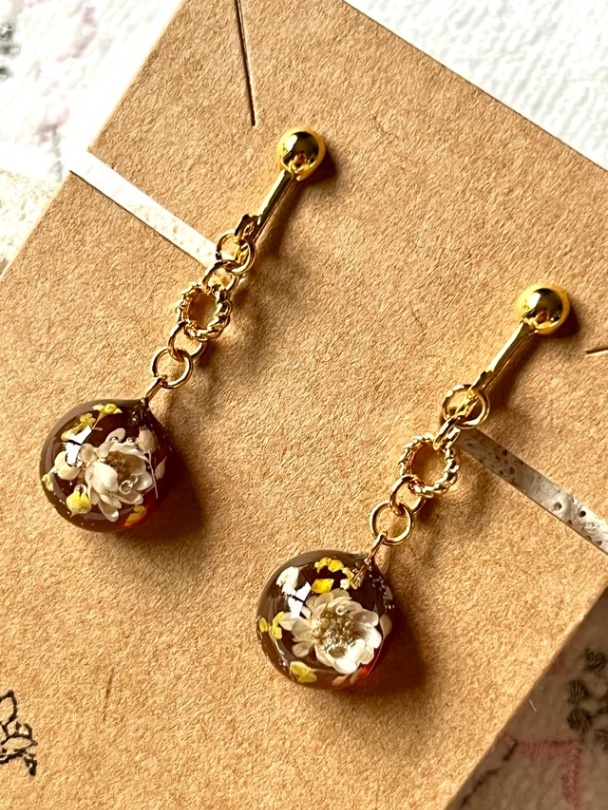 ドライフラワー入り🌸小さなイヤリング【リベポ払い歓迎🎉】
