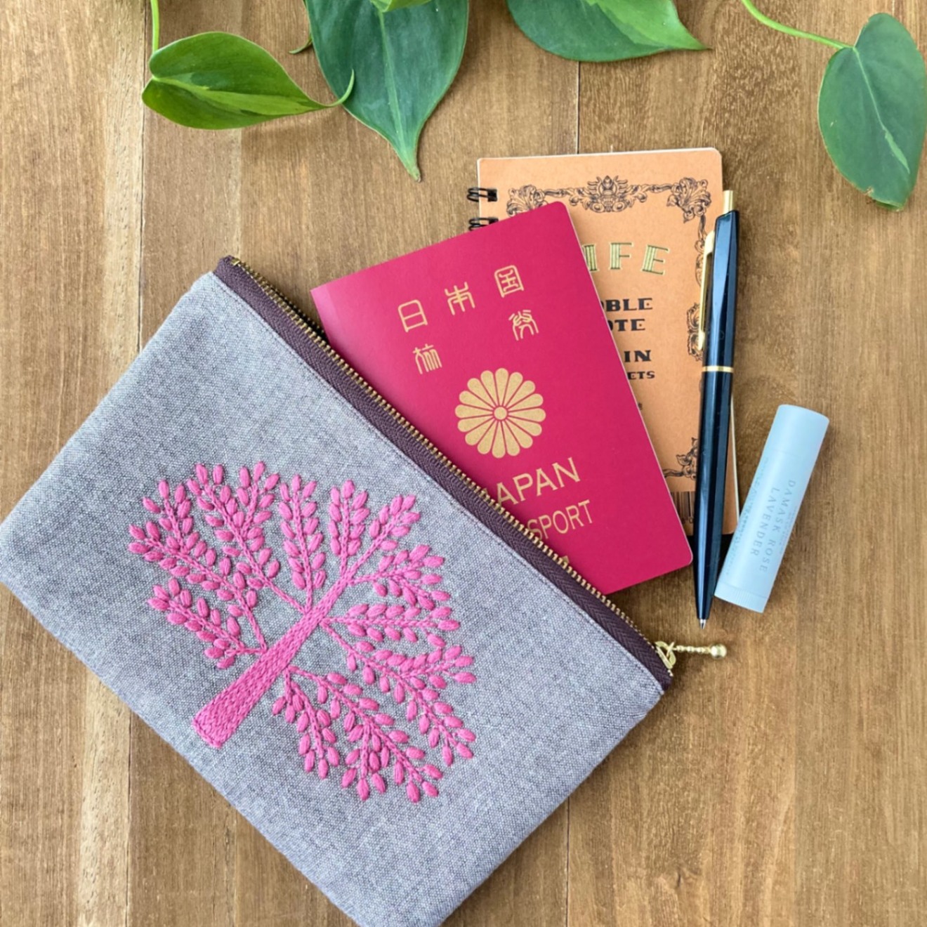 手刺繍ポーチ・やすらぎ(ピンク)
