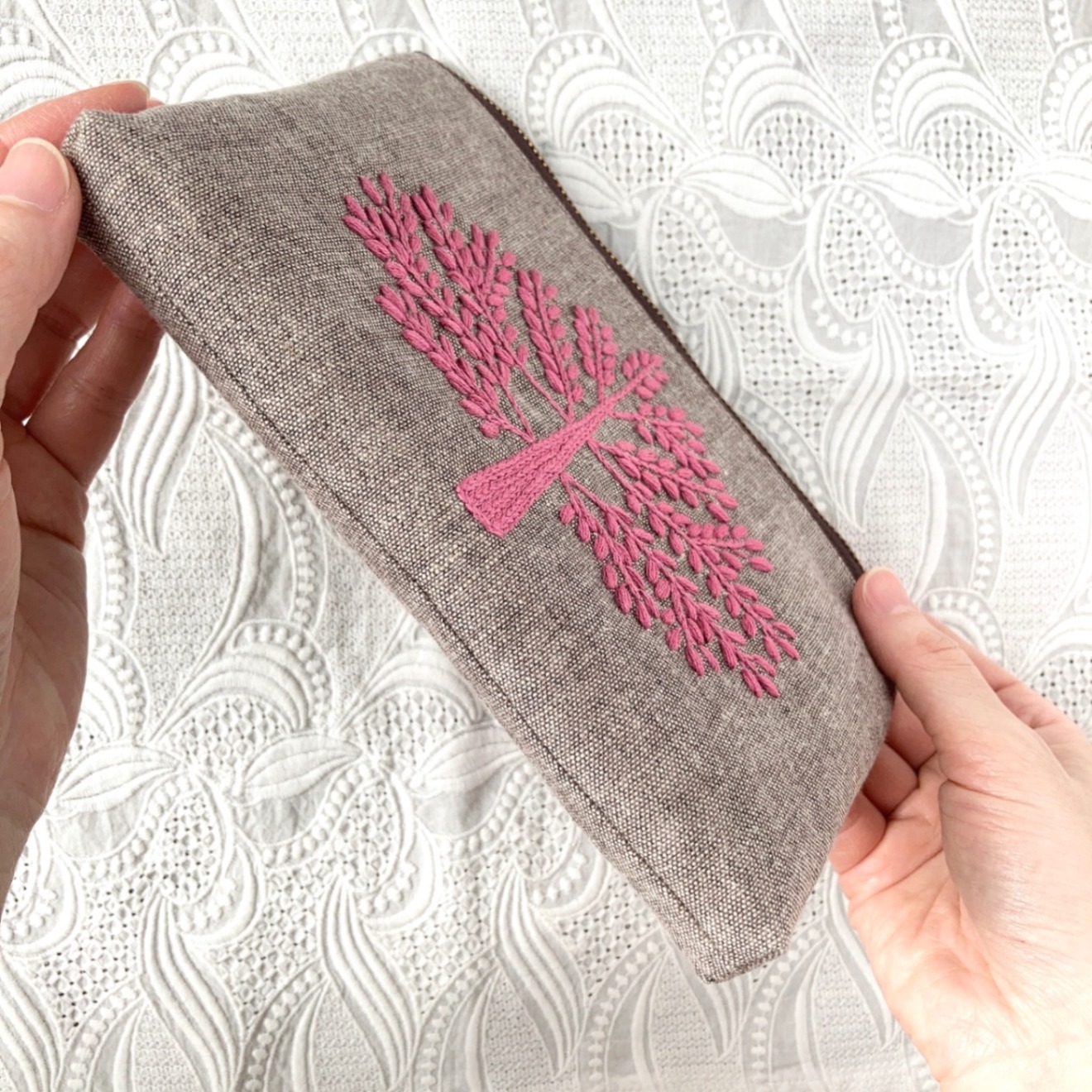 手刺繍ポーチ・やすらぎ(ピンク)