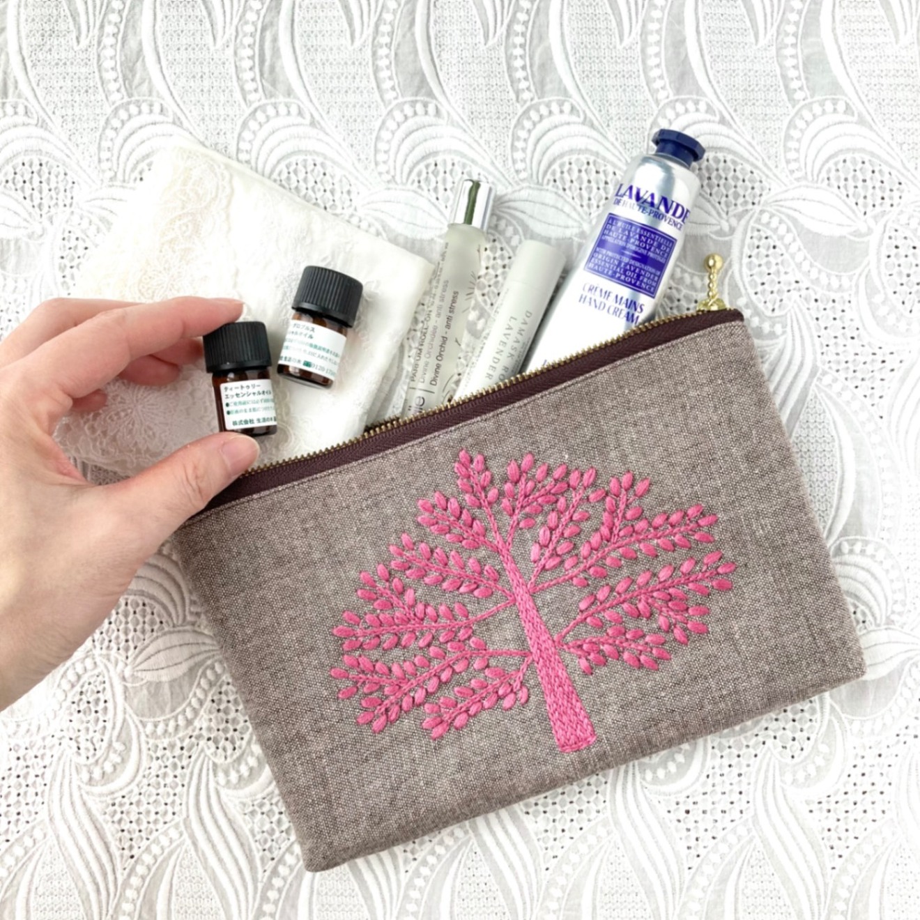 手刺繍ポーチ・やすらぎ(ピンク)