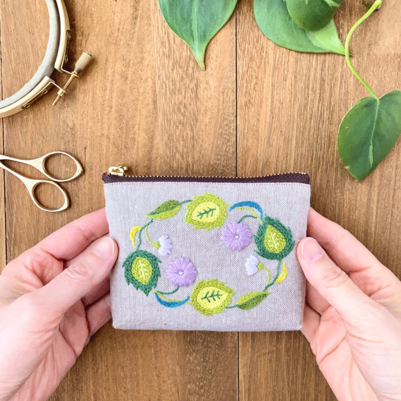 手刺繍ポーチ・メモリー(紫花)