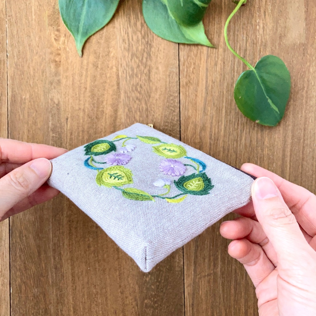手刺繍ポーチ・メモリー(紫花)