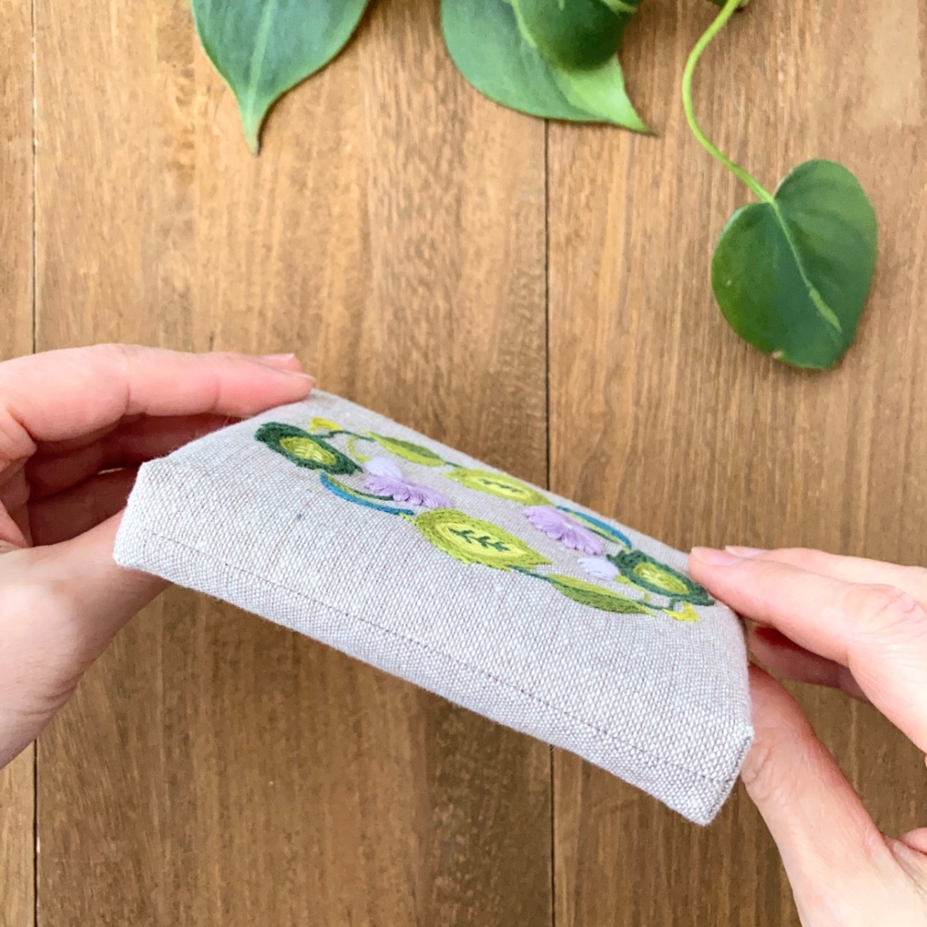 手刺繍ポーチ・メモリー(紫花)