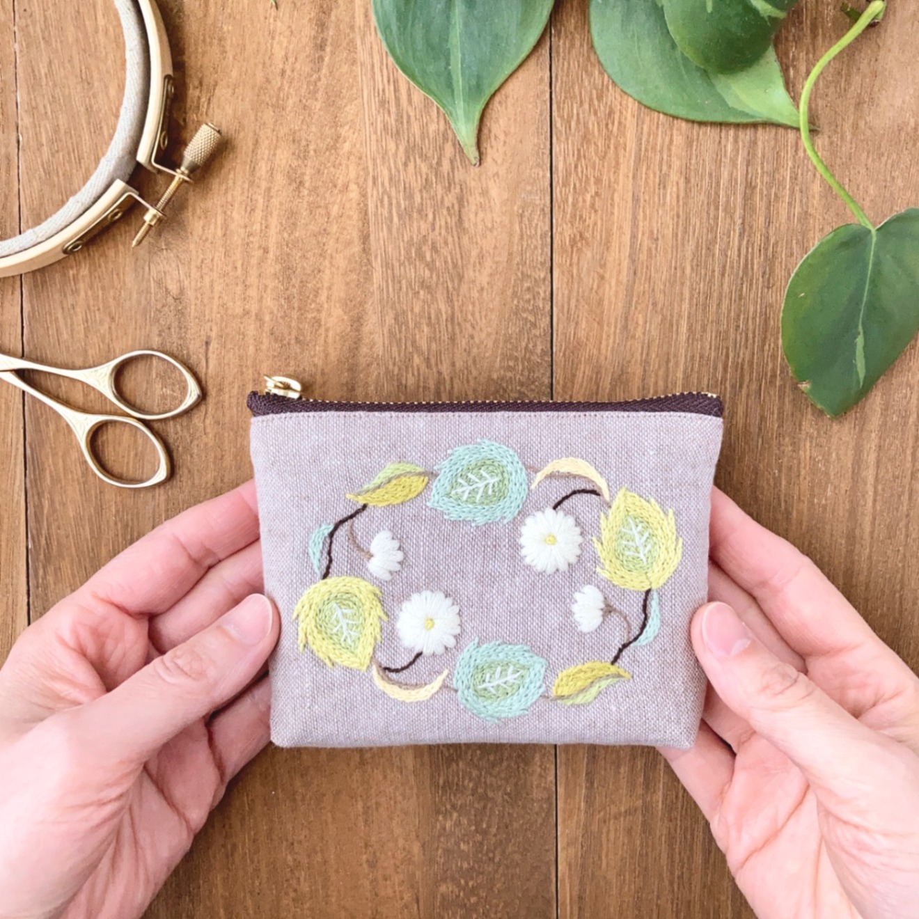 手刺繍ポーチ・メモリー(白花)