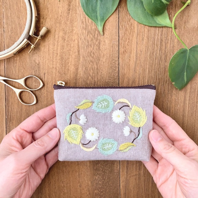 手刺繍ポーチ・メモリー(白花)