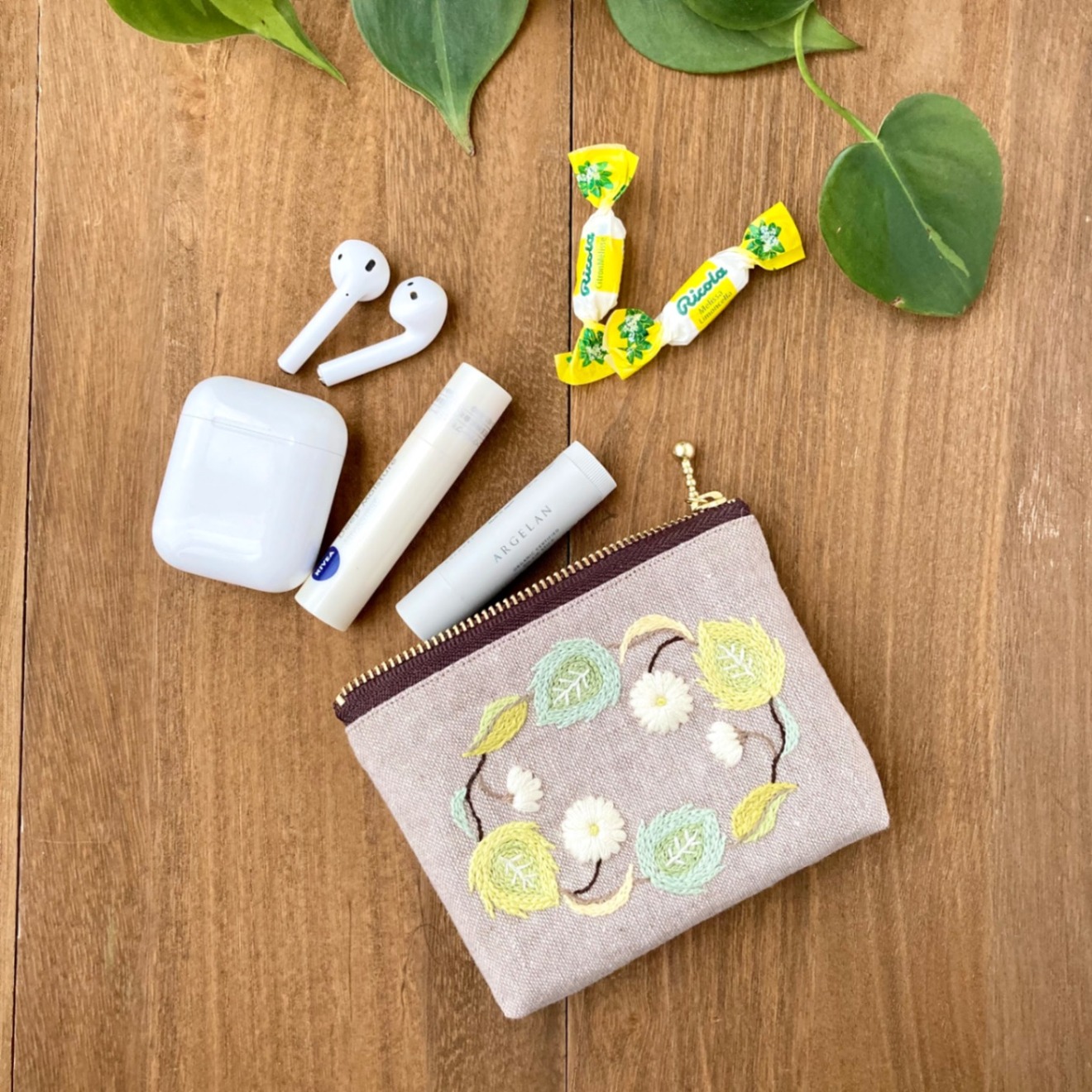 手刺繍ポーチ・メモリー(白花)
