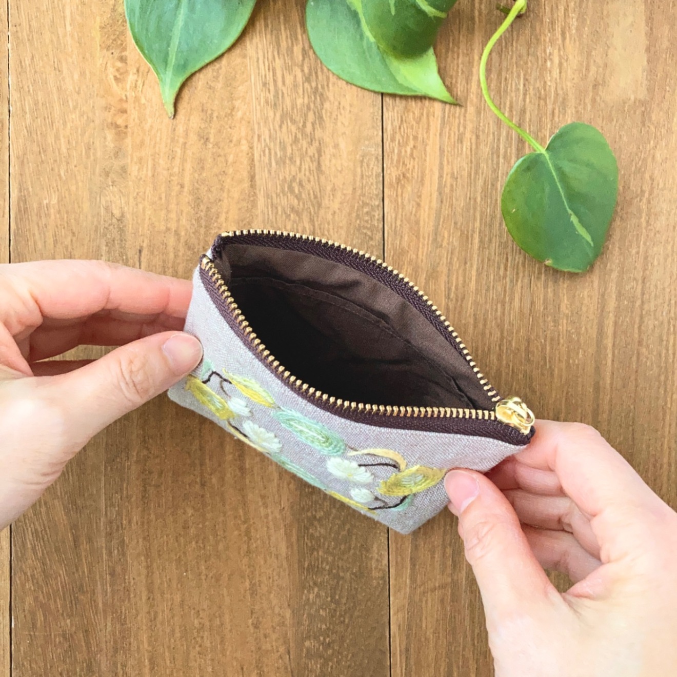 手刺繍ポーチ・メモリー(白花)