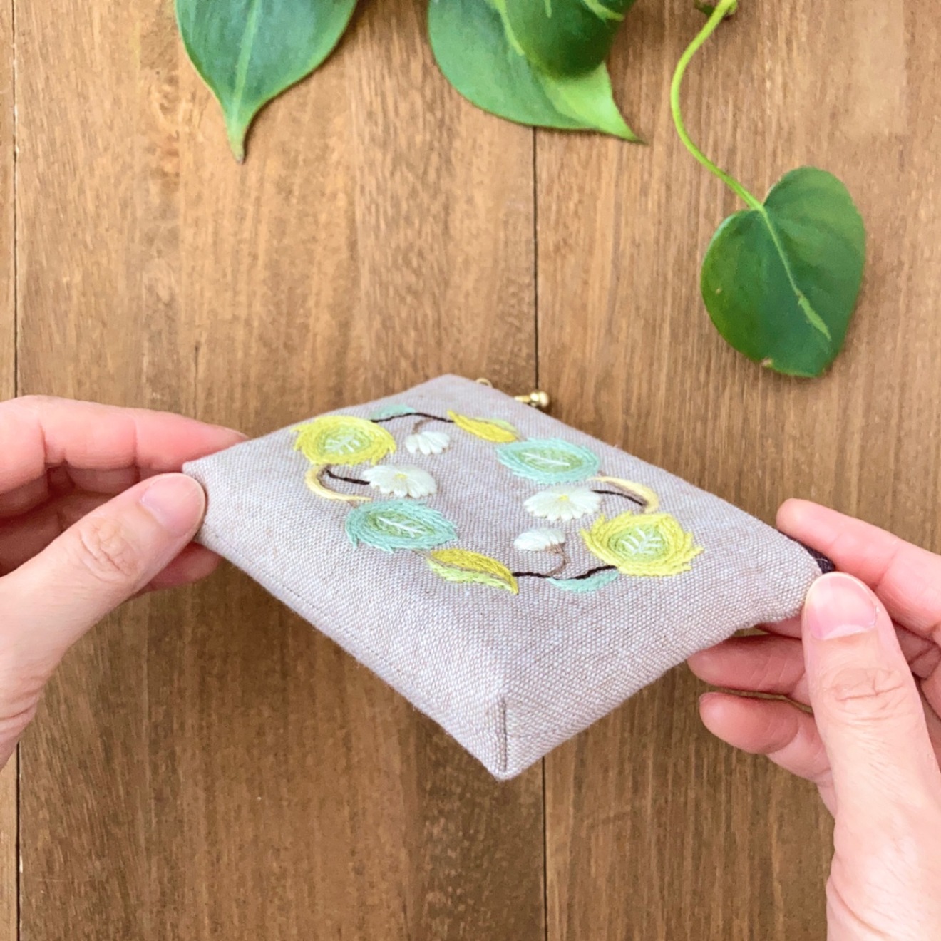手刺繍ポーチ・メモリー(白花)