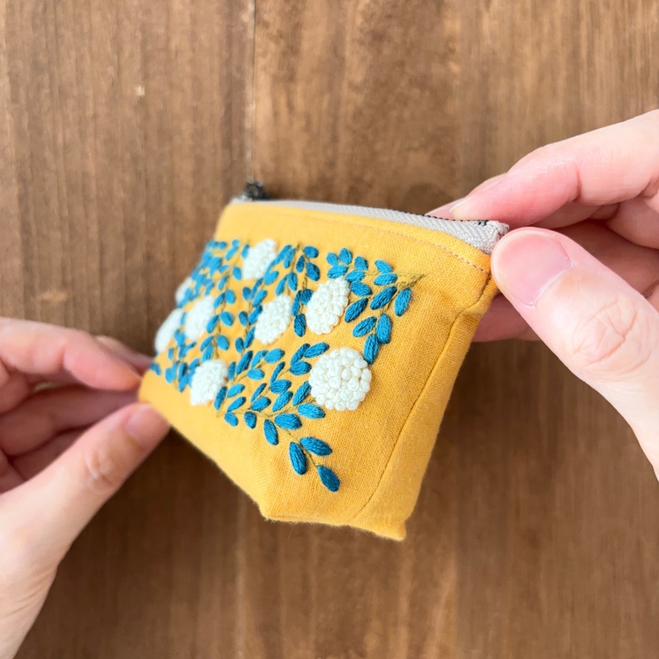 手刺繍ポーチ・よりみち(オレンジ×緑)
