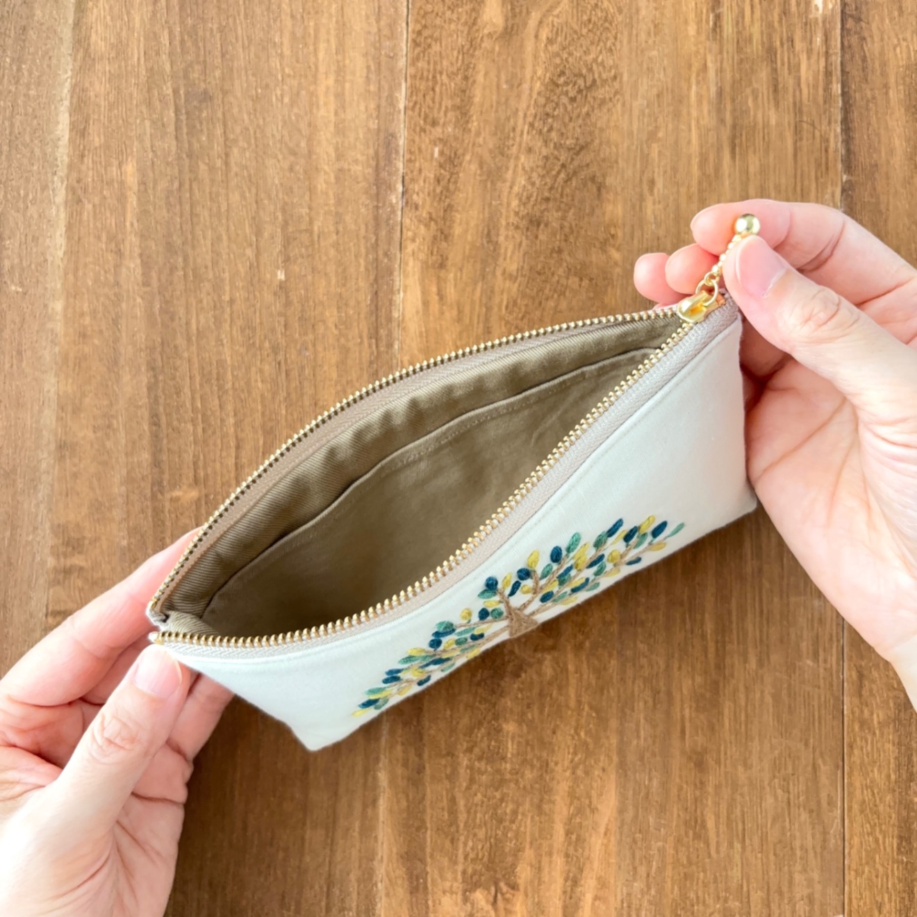 手刺繍横長ポーチ・散歩