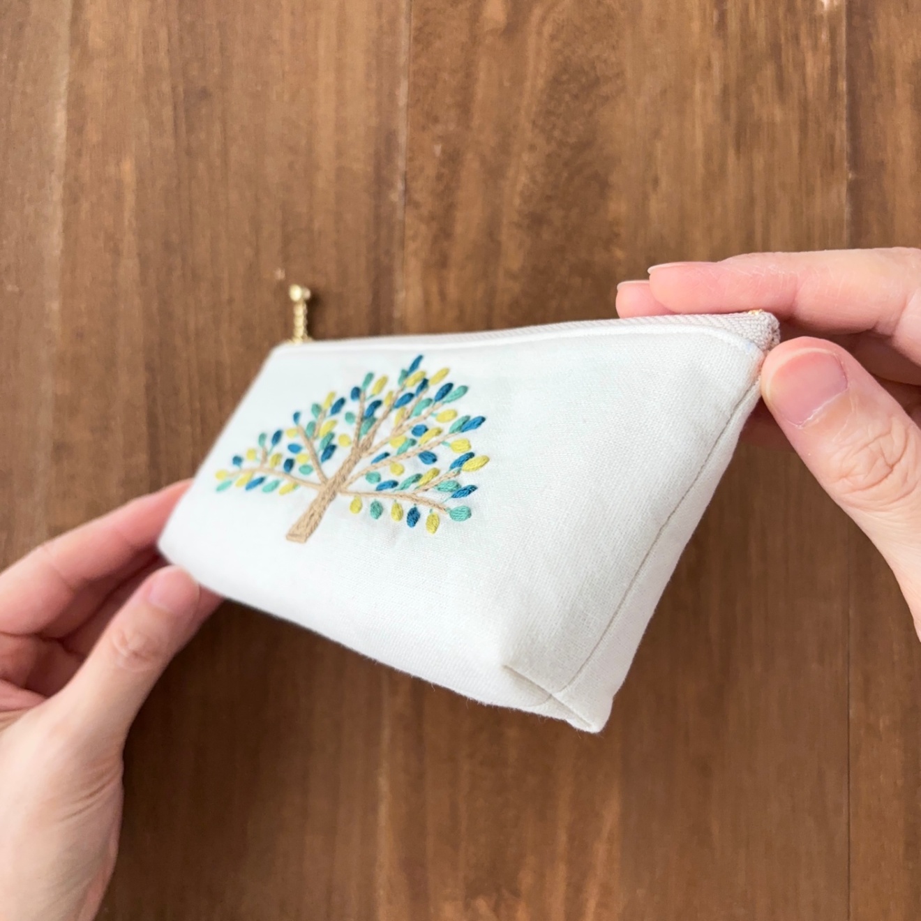 手刺繍横長ポーチ・散歩