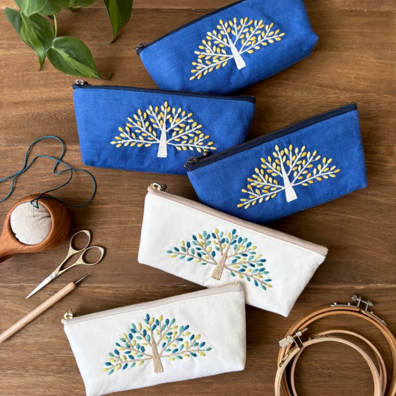 手刺繍横長ポーチ・散歩