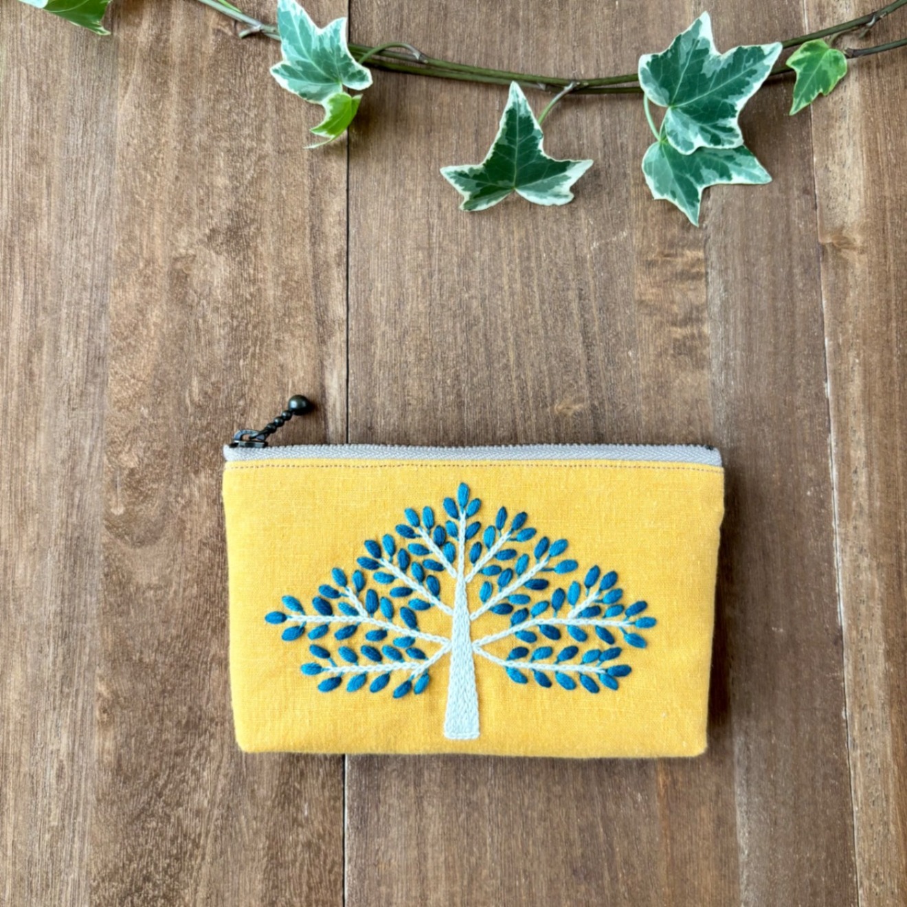 手刺繍ポーチ(小)・未来