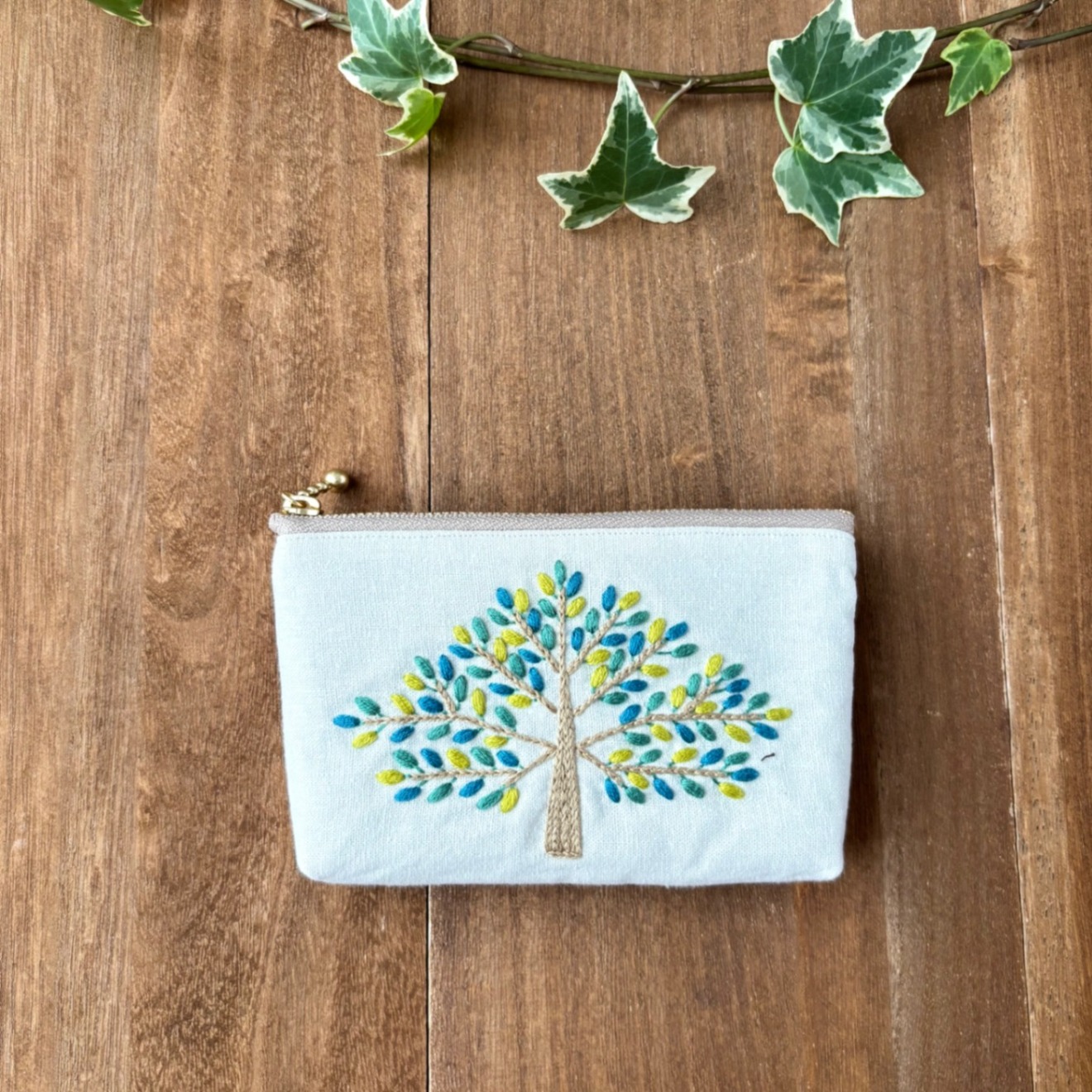 手刺繍ポーチ(小)・散歩(青)